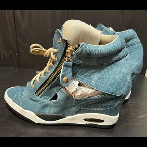 NWOT light denim wedge sneaker